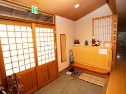 暖かみのある玄関エリア