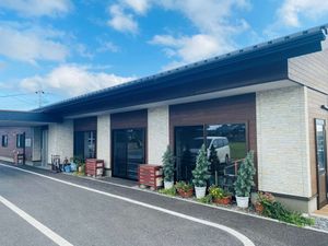 明るい外観の建物  