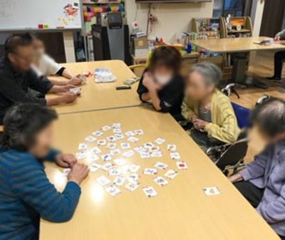 集まりで楽しむ人々