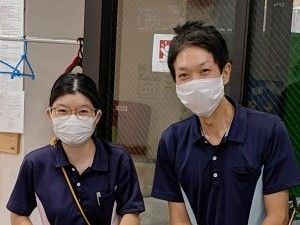 マスク姿の職員2人  