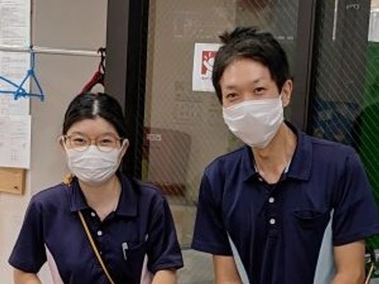 マスク姿の職員2人  