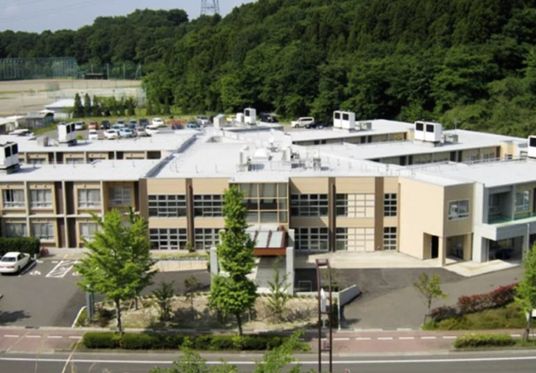 広々とした建物外観