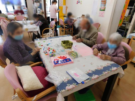 手芸を楽しむ利用者たちのテーブル