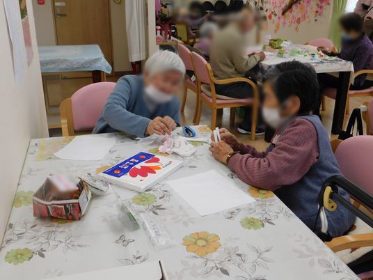 談笑する様子の多目的室