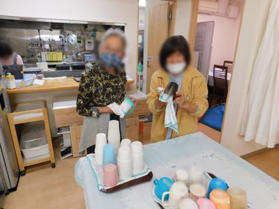 食器を拭く様子のキッチン