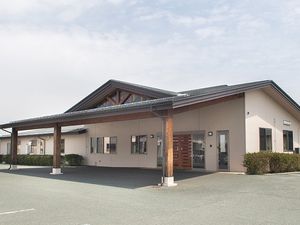 落ち着いた外観の施設  