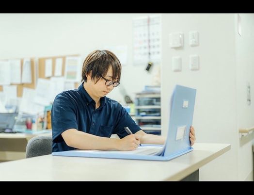 スタッフが作業するデスク