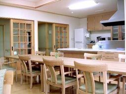 明るい食堂の様子