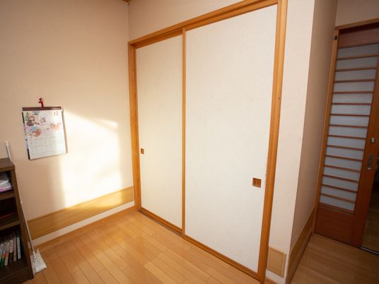 明るい和室の引き戸
