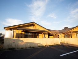 夕暮れ時の施設外観