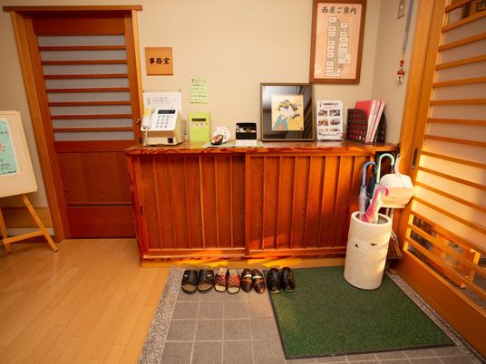 温かみのある受付カウンター