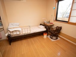 居室のベッドと椅子