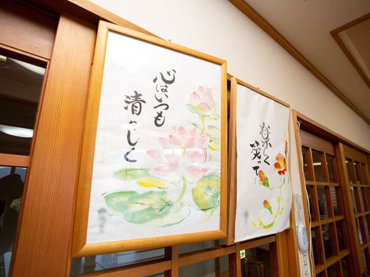 掲示物と和風の扉