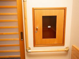 温かみのある木製の扉