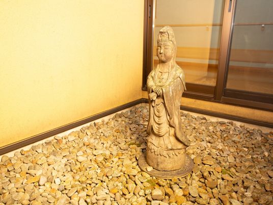 石と仏像の中庭