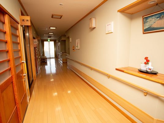 木目調の明るい廊下