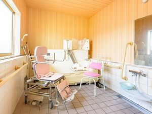 明るい浴室の介助設備  