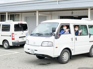 送迎車と職員の外観  