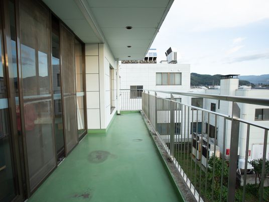 広々としたバルコニーの景観