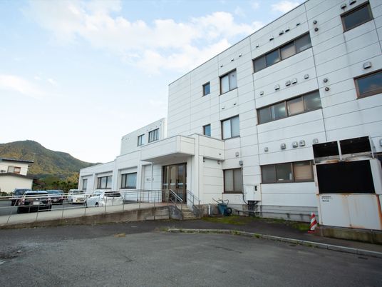 広々とした建物の外観