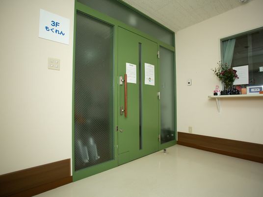 緑色の扉と案内表示