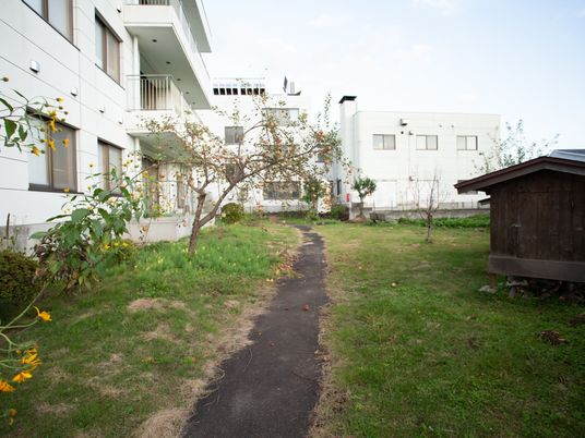 白壁の建物と緑の庭