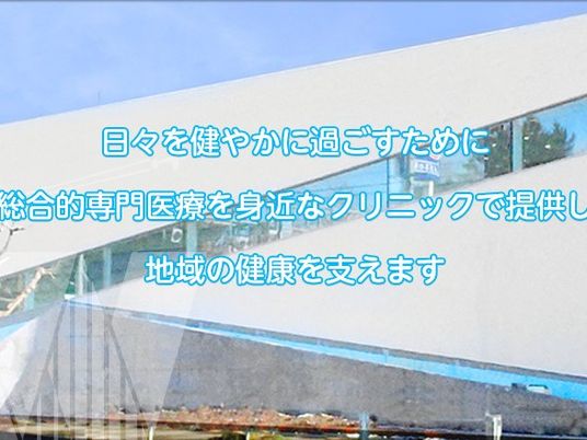 白い外観の建物  