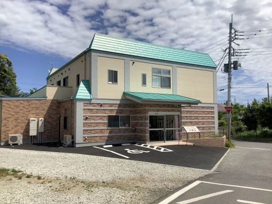 モダンな外観の建物
