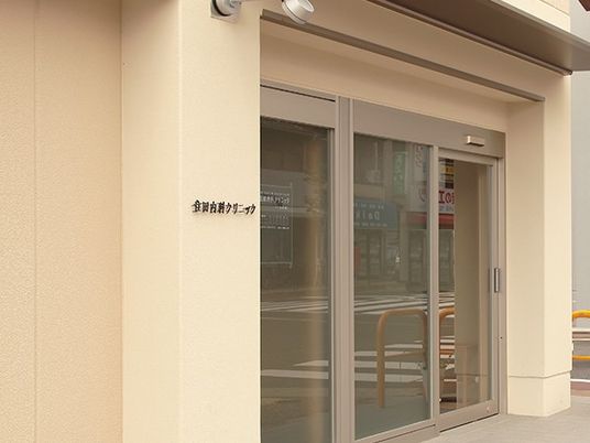 ガラス扉の入口  