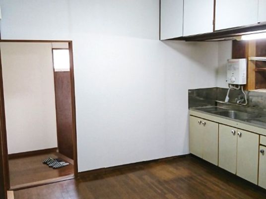 木床の居室キッチン  