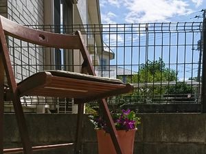 椅子と植木鉢のあるテラス  