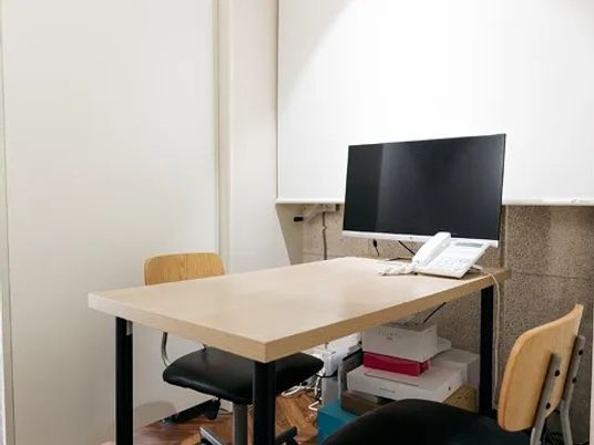 相談用の机がある室内  