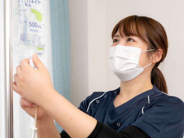 スタッフイメージ スタッフイメージ 安心のサポート体制が整っています。笑顔でケアを行うスタッフが魅力的です。