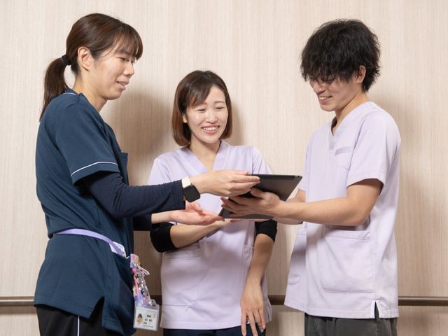 スタッフイメージ スタッフイメージ 和やかな雰囲気の中でスタッフが業務を話し合っています。笑顔で協力的な職場です。