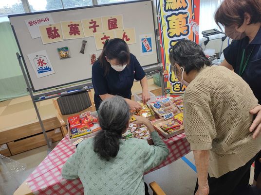 駄菓子屋の催しの様子  