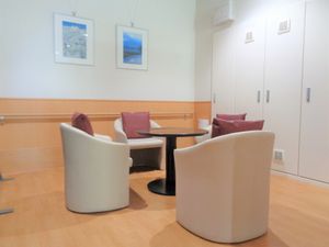 落ち着いた椅子のある部屋