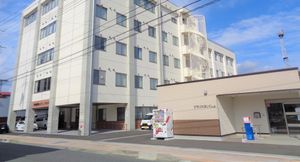 白い建物の外観