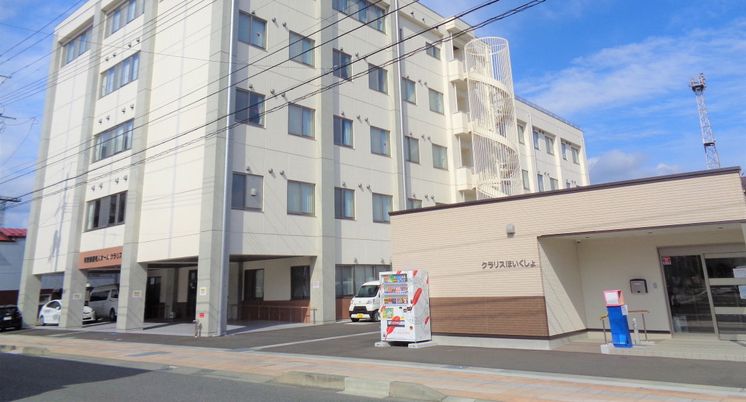 白い建物の外観