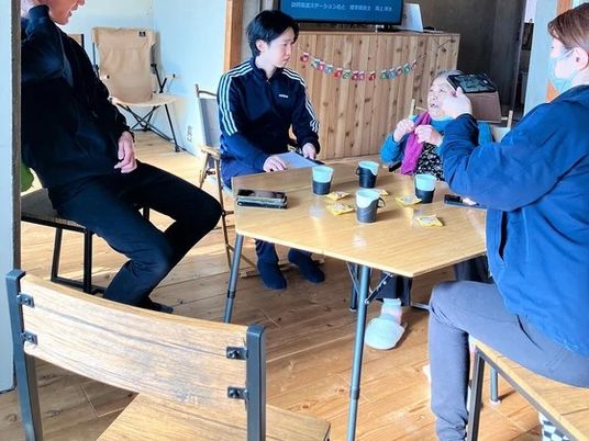会話を楽しむ人々のリビング
