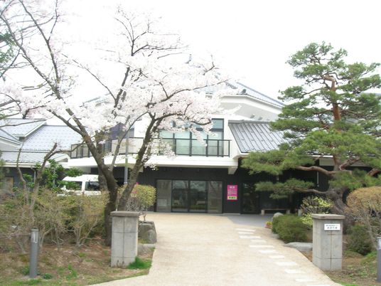 桜に囲まれた外観  