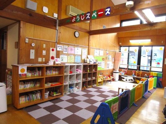 明るい遊び場の室内  