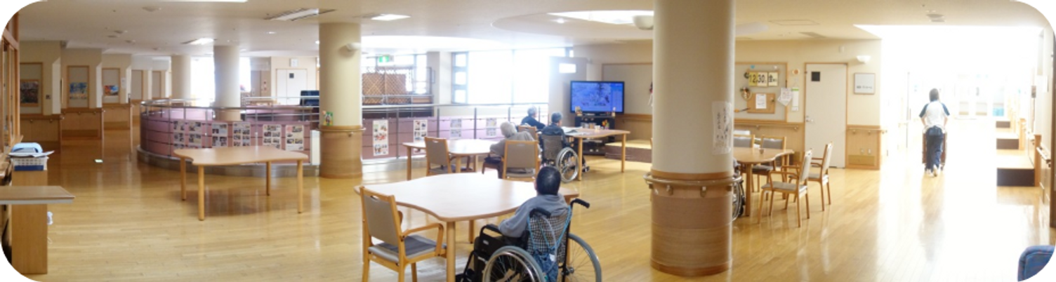 自然光が入るラウンジ