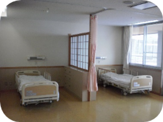 明るい二人部屋の居室