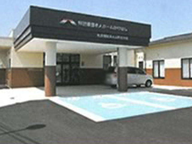 駐車場のある建物 外観 施設の入口は広々としており、車椅子対応の駐車スペースも確保されています。