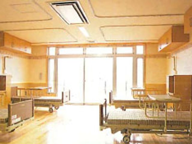 明るい居室 居室 自然光が入る明るい空間で、快適に過ごせます。広々とした設計で清潔感があります。