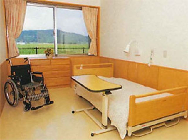 明るい居室空間 居室 自然光が差し込む明るい部屋です。車椅子もスムーズに入れます。