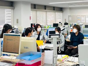 スタッフが集う執務室  