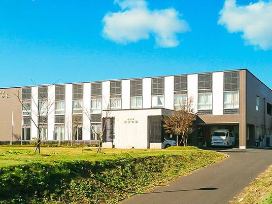 緑に囲まれた建物外観  
