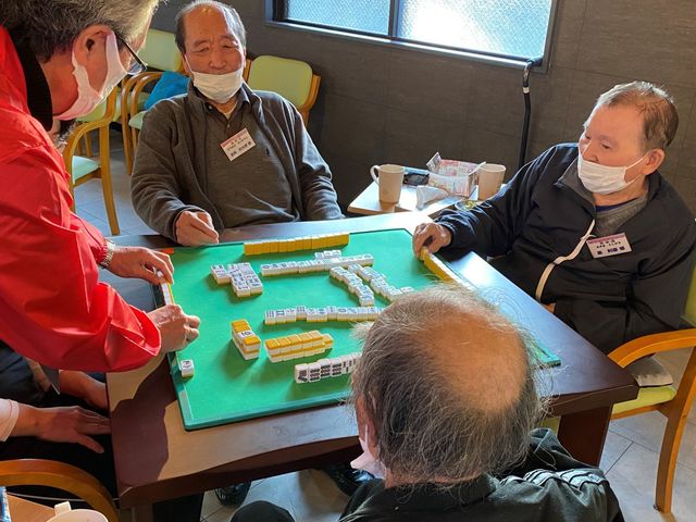 レクリエーションの様子 じっくりと指導する体制が整っております 笑顔で麻雀を楽しむ方々。共有スペースでは、楽しい時間を提供しています。