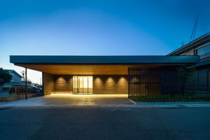 モダンな建物のエントランス